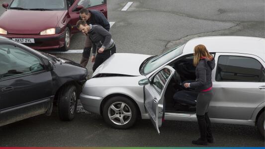 Por un accidente automovilístico, hombre descubre que su esposa tiene un amante